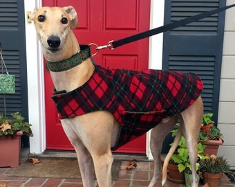 Windhundmantel | Extra Großer Hundemantel | XL Hundejacke | Rotes, schwarzes und grünes Tartan kariertes Fleece mit grünem Fleecefutter