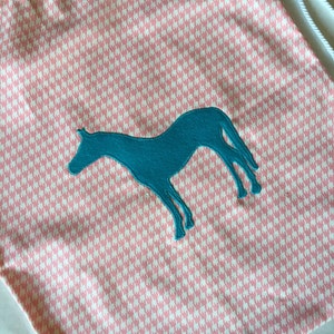 Pink and White Houndstooth Equestrian Helmet Bag with Appliqued Turquoise Wool Thoroughbred Horse 画像 5