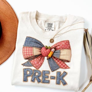 Prek Lehrer Shirt, Kokette Patchwork Bogen Apple Bleistift T-Shirt, süße Komfortfarben Zurück zu Schulgeschenk