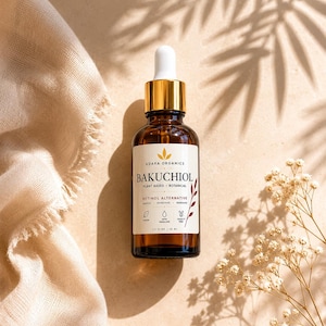 Puede incluir: Un frasco cuentagotas de vidrio &aacute;mbar de suero alternativo al retinol Bakuchiol de Adara Organics. La etiqueta blanca presenta el texto Bakuchiol, plant based, botanical, retinol alternative, gentle, effective, renewing, vegan, with squalane, cruelty free, 45 ml.