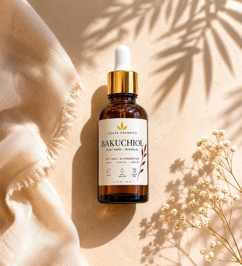 Puede incluir: Un frasco cuentagotas de vidrio &aacute;mbar de suero alternativo al retinol Bakuchiol de Adara Organics. La etiqueta blanca presenta el texto Bakuchiol, plant based, botanical, retinol alternative, gentle, effective, renewing, vegan, with squalane, cruelty free, 45 ml.