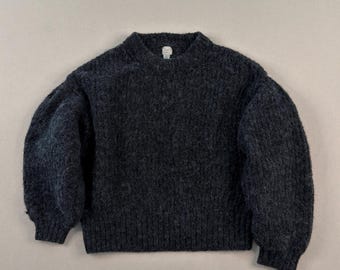 Neuer, flauschiger Strickpullover in Anthrazit | Minimalistischer, kuscheliger Pullover | Weicher Pullover mit Ballonärmeln | Damengröße S | Dezenter Luxus-Stil