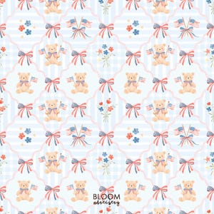 Puede incluir: Patrón repetitivo con osos de peluche sosteniendo banderas americanas, lazos y ramos de flores. El diseño está sobre un fondo a cuadros y rayas azul claro y blanco, con un borde festoneado rosa. El texto "BLOOM artistry" está en la esquina inferior derecha.