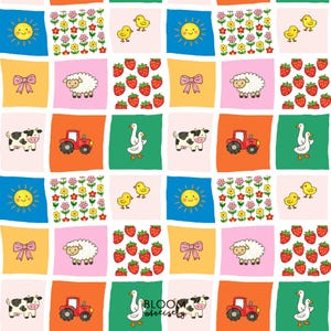 Puede incluir: Patrón repetitivo de cuadrados coloridos con animales y elementos de granja. El diseño incluye un sol sonriente, flores, pollitos, fresas, un lazo, una oveja, una vaca, un tractor rojo y un ganso. El tema general es una escena de granja alegre.