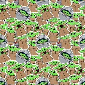 Peut inclure: Un motif r&eacute;p&eacute;titif de personnages extraterrestres verts aux grandes oreilles et aux grands yeux, repr&eacute;sent&eacute;s en deux variantes : l'un portant une robe beige et tenant un petit objet sombre, et l'autre assis dans une nacelle de transport grise.