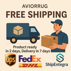 Puede incluir: Ilustraci&oacute;n que promociona el env&iacute;o gratuito. Un cami&oacute;n de reparto azul, una persona con un paquete y logotipos de UPS, FedEx, DHL y ShipEntegra. El texto dice "AVIORRUG FREE SHIPPING".