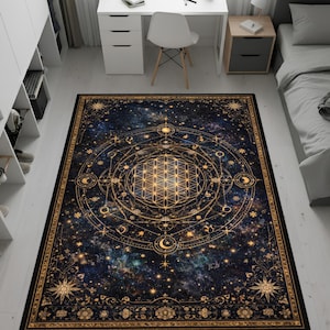 Puede incluir: Una alfombra rectangular con un diseño celestial. La alfombra presenta un fondo azul oscuro con símbolos celestiales dorados, incluyendo estrellas, lunas y patrones geométricos. El borde es negro con detalles florales dorados.