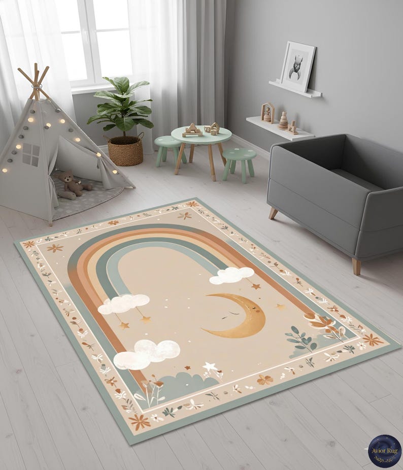 Puede incluir: Alfombra rectangular con dise&ntilde;o de arco&iacute;ris, luna y nubes, ideal para una habitaci&oacute;n infantil. La alfombra presenta un fondo beige con un arco&iacute;ris en tonos marrones y azules. Nubes blancas y estrellas doradas dispersas.