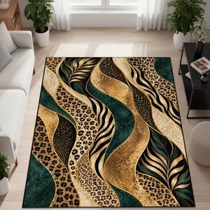 Könnte beinhalten: Ein rechteckiger Teppich mit einem sich wiederholenden Muster aus wellenförmigen vertikalen Bändern. Das Design umfasst Abschnitte mit Leopardenmuster, schwarz-weißen Zebrastreifen, einfarbigem Dunkelgrün und strukturiertem Gold, akzentuiert durch große Blattmotive.