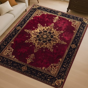 Könnte beinhalten: Ein rechteckiger Teppich mit einem tiefroten Feld und einem verzierten gold- und marineblauen Rand. Die Mitte zeigt ein großes, symmetrisches goldenes Blumendesign. Der Teppich liegt auf einem hellen Holzboden, mit einem Sofa und einem Beistelltisch im Hintergrund.