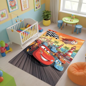 Può includere: Un tappeto rettangolare con un design di auto da corsa, con un'auto rossa in primo piano. Il tappeto presenta una bandiera a scacchi, palme e un aereo dei cartoni animati. Il tappeto è posizionato su un pavimento in legno chiaro.