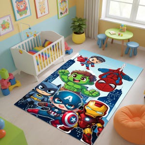 以下が含まれることがあります： バットマン、キャプテン・アメリカ、アイアンマン、ハルク、スパイダーマンなどの漫画のスーパーヒーローが描かれた、カラフルな子供用ラグ。青い背景に街のシルエットが描かれており、ベビーベッドと小さなテーブルのある子供部屋に置かれています。