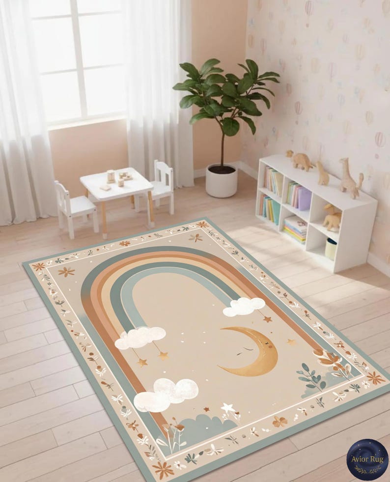 Puede incluir: Alfombra rectangular con un dise&ntilde;o de arco&iacute;ris en tonos beige, azul y marr&oacute;n. La alfombra presenta una luna creciente, nubes y estrellas, con un borde floral. La alfombra est&aacute; colocada en una habitaci&oacute;n infantil.