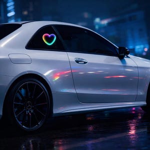 Op de afbeelding: Een set van drie keramische vazen in verschillende hoogtes. De hoogste vaas is ongeveer 25 cm hoog, met een brede, afgeronde body en een smalle hals. De andere twee vazen zijn korter, met vergelijkbare vormen en een matte afwerking.