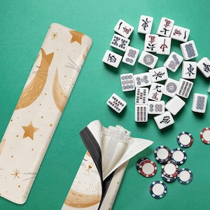 Sovande katter Mahjong-plattställ Set om 4 med väska – Mysigt sött akryl Mahjong-tillbehörshållarset