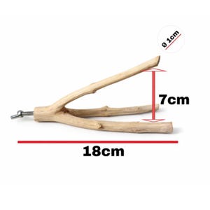 Peut inclure: Perchoir pour oiseaux en bois naturel avec fixation à vis en métal. Le perchoir mesure 7 cm de haut, 18 cm de long et 1 cm de diamètre. Le bois est de couleur brun clair et de forme naturelle.