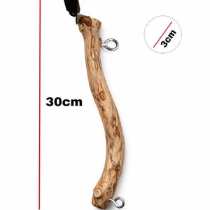 Op de afbeelding: Een natuurlijke houten vogel zitstok, ongeveer 30 cm lang, met een gebogen vorm en metalen hardware om op te hangen. De zitstok is gemaakt van lichtbruin hout met donkerbruine markeringen.