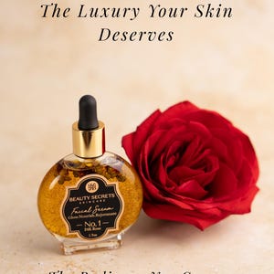 Puede incluir: Un frasco de vidrio redondo de suero facial Beauty Secrets Skincare No. 1 24K Rose, 1.7oz, con tapa de gotero dorada, junto a una rosa roja vibrante. El texto dice: ROSE & GOLD, The Luxury Your Skin Deserves, Glow.Nourish.Rejuvenate, The Radiance You Crave.