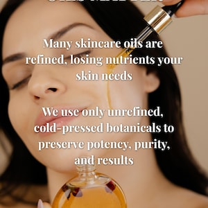 Puede incluir: Un frasco de vidrio transparente que contiene aceite dorado con piezas bot&aacute;nicas visibles, sostenido por un gotero. El texto dice: WHY HIGH-QUALITY OILS MATTER. Many skincare oils are refined, losing nutrients your skin needs. We use unrefined.