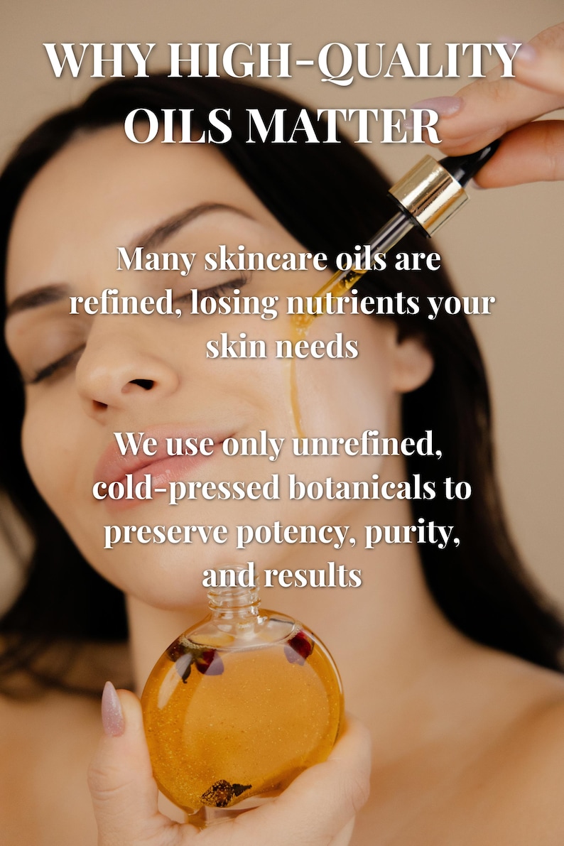 Puede incluir: Un frasco de vidrio transparente que contiene aceite dorado con piezas bot&aacute;nicas visibles, sostenido por un gotero. El texto dice: WHY HIGH-QUALITY OILS MATTER. Many skincare oils are refined, losing nutrients your skin needs. We use unrefined.