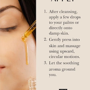 Puede incluir: Un gr&aacute;fico de instrucciones de cuidado de la piel con un gotero aplicando aceite dorado en una mejilla. El texto dice: HOW TO APPLY. 1. After cleansing, apply a few drops to your palms or directly onto damp skin. 2. Gently press into skin and massage using upward, circular motions. 3. Let the soothing aroma ground you. Logotipo de Beauty Secrets Skincare.