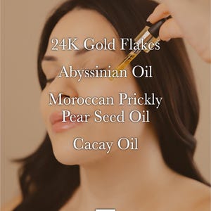 Puede incluir: Un gotero de vidrio que dispensa un l&iacute;quido dorado con hojuelas de oro de 24 quilates sobre la piel. El texto dice: HERO INGREDIENTS, 24K Gold Flakes, Abyssinian Oil, Moroccan Prickly Pear Seed Oil, Cacay Oil y el logo BEAUTY SECRETS SKINCARE.