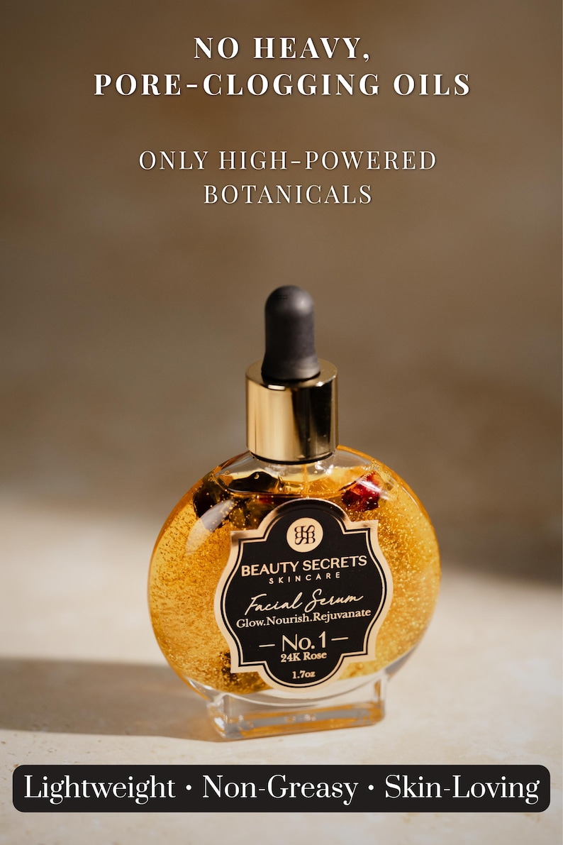 Puede incluir: Un frasco de vidrio redondo de suero facial Beauty Secrets Skincare No. 1 24K Rose, 50ml, con tapa de gotero dorada. El l&iacute;quido dorado contiene piezas bot&aacute;nicas visibles. Texto: NO HEAVY, PORE-CLOGGING OILS, ONLY HIGH-POWERED BOTANICALS, Lightweight, Non-Greasy, Skin-Loving.