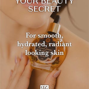 Puede incluir: Un frasco de vidrio de suero facial 24K Rose con tapa de gotero dorada, que contiene escamas doradas en un l&iacute;quido &aacute;mbar. La etiqueta indica 1.7oz. Texto superpuesto: YOUR BEAUTY SECRET. For smooth, hydrated, radiant looking skin. BEAUTY SECRETS SKINCARE.