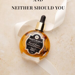 Puede incluir: Un frasco de vidrio redondo de suero facial Beauty Secrets Skincare No. 1 24K Rose, 1.7oz, con tapa de gotero negra, detalles dorados y escamas de oro visibles. Texto: RADIANCE DOESN'T WAIT AND NEITHER SHOULD YOU y BEAUTY SECRETS SKINCARE.