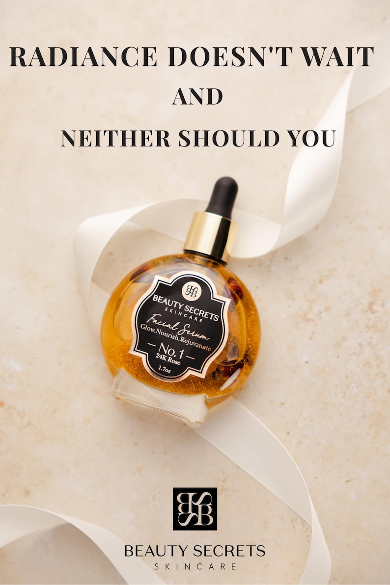 Puede incluir: Un frasco de vidrio redondo de suero facial Beauty Secrets Skincare No. 1 24K Rose, 1.7oz, con tapa de gotero negra, detalles dorados y escamas de oro visibles. Texto: RADIANCE DOESN'T WAIT AND NEITHER SHOULD YOU y BEAUTY SECRETS SKINCARE.