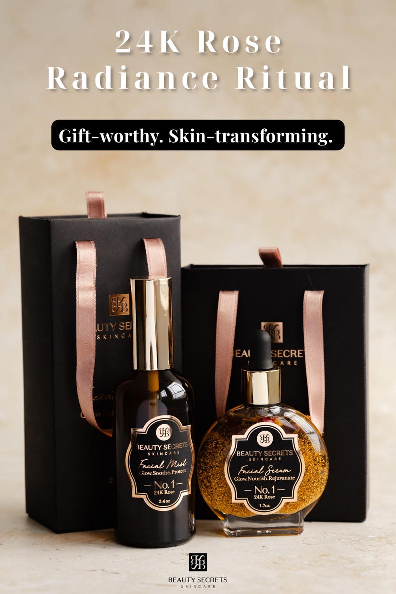 Puede incluir: Dos bolsas de regalo negras con asas de cinta rosa y dos frascos de cuidado facial. Un frasco alto etiquetado Facial Mist 3.4oz y uno redondo etiquetado Facial Serum 1.7oz, ambos con detalles dorados y el texto 24K Rose Radiance Ritual.