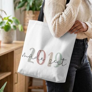 Tasche Müde Seit, Tired Moms Club, personalisiertes Geschenk Mutter, Müde Mamas Club, Geburtsjahr, Baumwolltasche, Jutebeutel