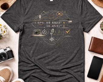 Geocaching T-Shirt, Geocachingbekleidung, Natur Shirt, Schatzsuche, GPS-Daten, Cache-Icon, Topo-Kartenlinien, Geschenk Frau Mann