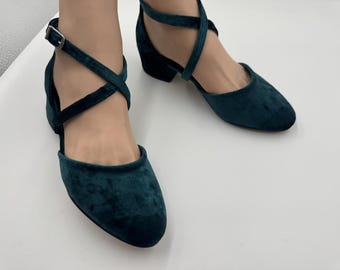 Handgemaakte groen fluwelen blokhakschoenen, brede pasvorm, gekruiste schoenen; afgeronde neus; damesschoenen; trouwschoenen; bruidsschoenen;