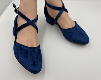 Scarpe con tacco a blocco in velluto blu scuro fatte a mano, calzata larga, scarpe incrociate; punta arrotondata; scarpe da donna; scarpe da sposa; scarpe da sposa;