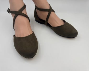 Zapatos planos de gamuza verde salvia hechos a mano con punta redondeada y tira cruzada; zapatos de mujer; zapatos de boda; zapatos de novia; zapatos de mujer