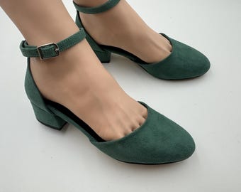 Scarpe con tacco a blocco in pelle scamosciata vegana verde fatte a mano, vestibilità larga