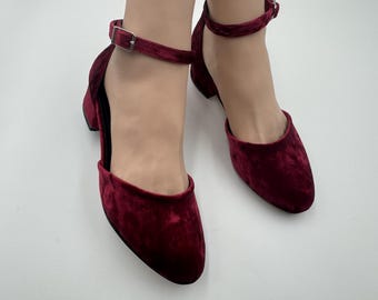 Handgemaakte bordeauxrode fluwelen blokhakschoenen, brede pasvorm; ronde neus; damesschoenen; trouwschoenen; bruidsschoenen; damesschoenen