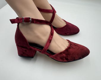 Handgemaakte bordeauxrode fluwelen blokhakschoenen, brede pasvorm, gekruiste schoenen; afgeronde neus; damesschoenen; trouwschoenen; bruidsschoenen; damesschoenen