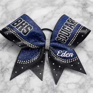サテンとグリッターのパーソナライズされた競技用チアリーディングボウ（ラインストーン付き）