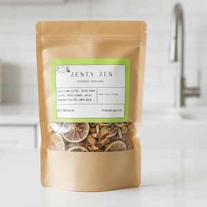 Può includere: Un sacchetto di carta marrone di pot-pourri per fornelli "Zesty Zen". La borsa ha una finestra trasparente che mostra fette di lime essiccate e altri elementi botanici. L'etichetta è verde e bianca, con la scritta "All Natural".