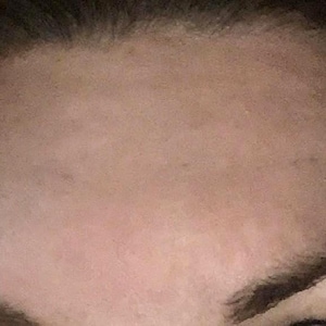 Peut inclure: Gros plan sur le front, les sourcils et une partie des yeux d'une personne. Le teint est clair avec quelques taches de rousseur. Les sourcils sont brun fonc&eacute; et les cheveux sont d'une nuance de brun plus fonc&eacute;e.