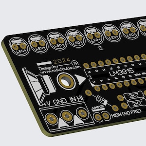 Peut inclure: Circuit imprimé noir avec l'inscription "VU METER 40 LED" et divers composants électroniques, dont des LED et le texte "LM3915". La carte porte l'inscription "Design by www.moutoulos.com 2024".