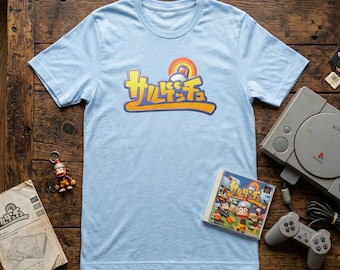 Saru Getchu Tee | Pipo Affe Retro Gaming Bekleidung | PS1 inspiriertes Shirt