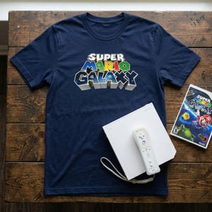 Camiseta com estampa do Super Mario Galaxy | Camiseta retrô de jogos da Nintendo imagem 2