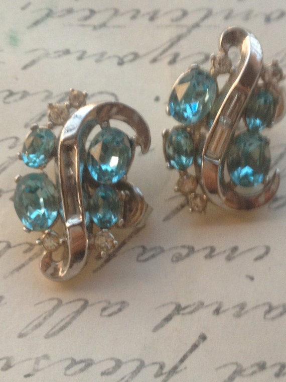 Vintage 1950s Blue and Crystal Rhinestone Clip On Earrings