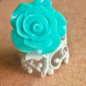 Ręcznie robiony, regulowany, niebieski pierścionek z różą dla kobiet