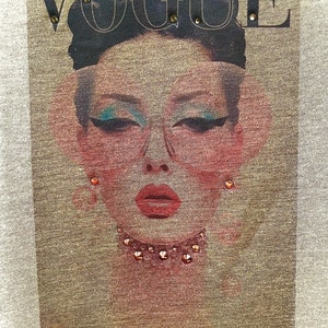 Handgemaakt Retro Lady Vogue T-shirt voor dames met authentieke Swarovski-kristallen afbeelding 3