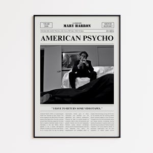Könnte beinhalten: Gerahmtes Schwarz-Weiß-Filmplakat für "American Psycho" (2000). Das Poster zeigt einen Mann im Anzug und den Text "I HAVE TO RETURN SOME VIDEOTAPES." Das Poster enthält den Namen des Regisseurs, die Besetzung und die Filmlaufzeit.