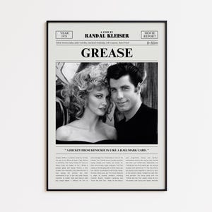 Può includere: Poster cinematografico in bianco e nero incorniciato per "Grease" con Olivia Newton-John e John Travolta. Il poster include il titolo del film, i crediti e la citazione "A HICKEY FROM KENICKIE IS LIKE A HALLMARK CARD." La cornice è nera.